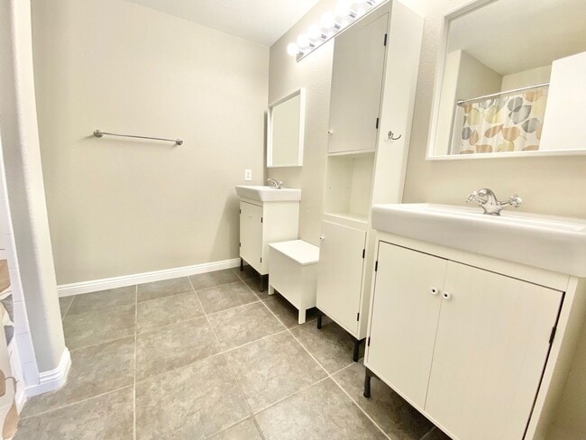 Building Photo - Spacious 2-bedroom corner unit with vaulted ceilings and open floorplan near Summerlin