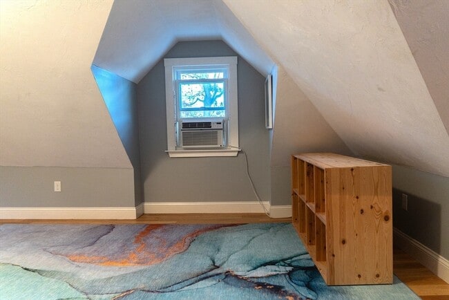 Building Photo - 118 Newburg St