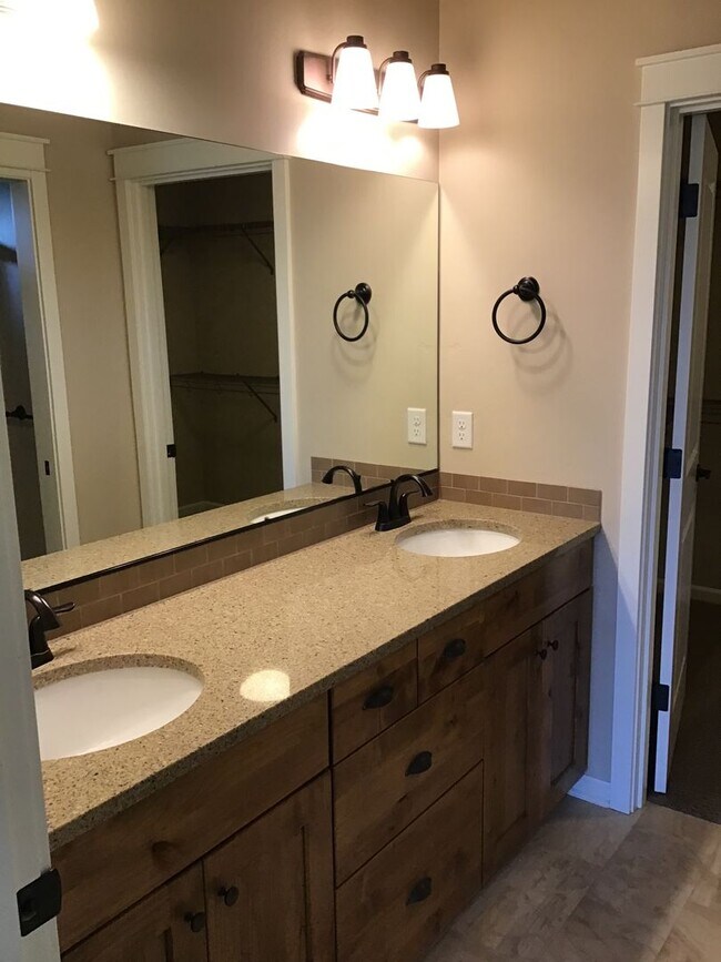 Building Photo - 3 Bedroom Home in the Bridges!