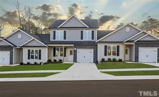 Building Photo - 3 Bedroom Triplex in Smithfield!
