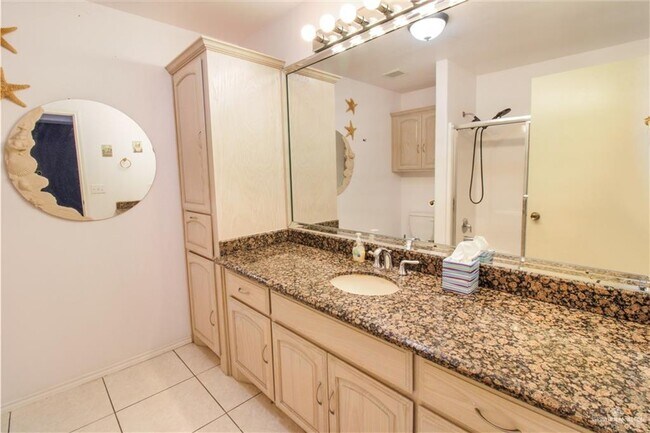 Building Photo - 715 Lake View Dr