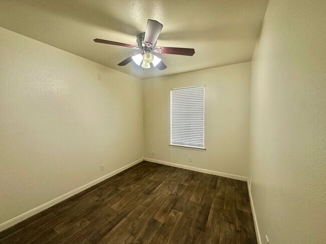 Building Photo - 113 Little Lake Rd