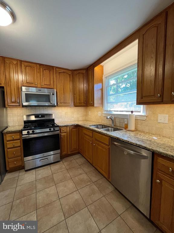 Building Photo - 1213 Farmington Ln