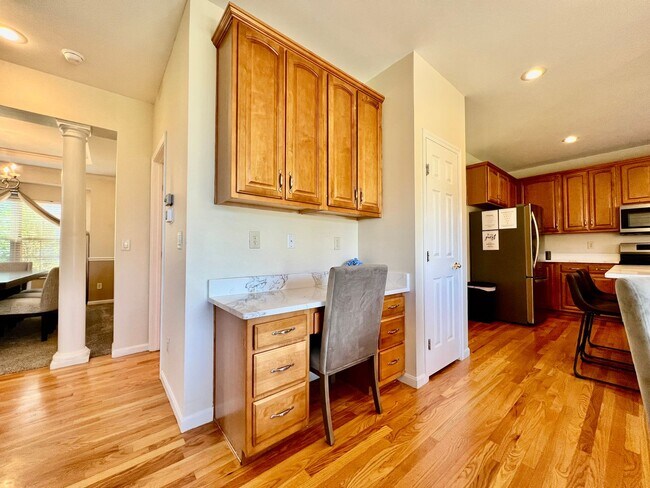 Building Photo - Large executive home in pool community Mas...