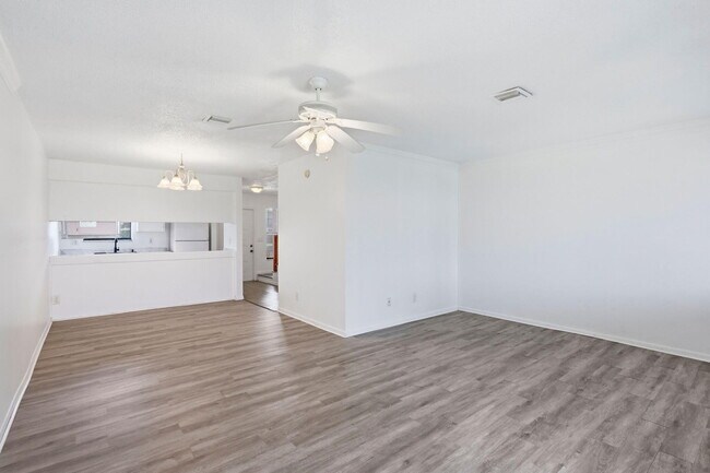 Building Photo - 2305 Seaside Dr