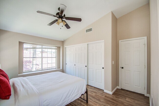 Building Photo - 4bd, 3ba on Arrowhead Golf Course!