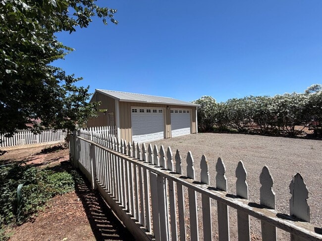 Building Photo - Large 5-6 Bedroom 2 Bath country home