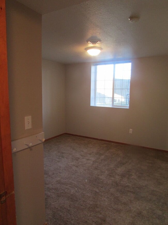 Building Photo - 510 S Circle Dr