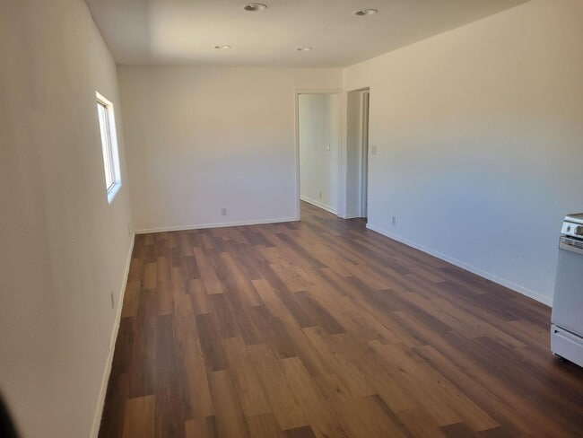 Building Photo - 2 Bed/1Bath and Bonus Room