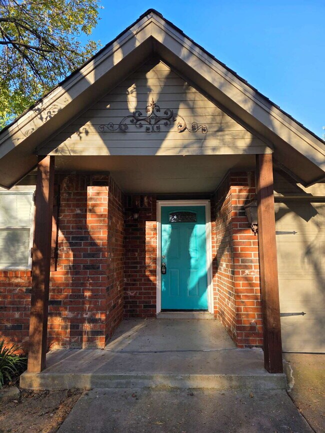 Building Photo - "Charming 3-Bed, 2-Bath Haven in Broken Ar...