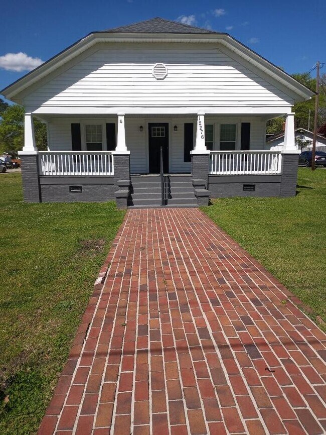 Building Photo - 3 bedrooms 2 Bathrooms