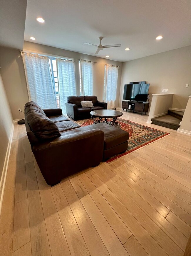 Building Photo - Gorgeous 3-Bedroom Townhome with One-Car G...