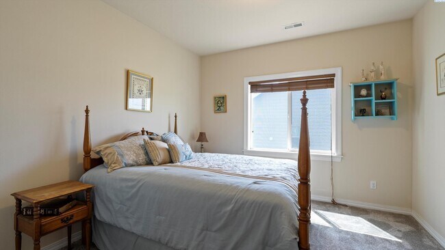 Building Photo - Fully Furnished and available for the holi...