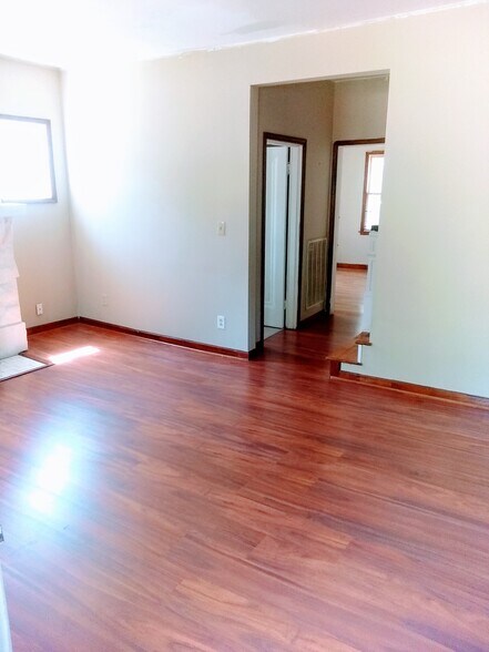 Building Photo - 1006 McMahan Ave