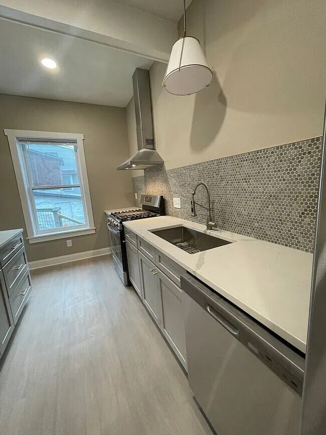 Building Photo - Available Newly Renovated 2 Bedroom and 1....