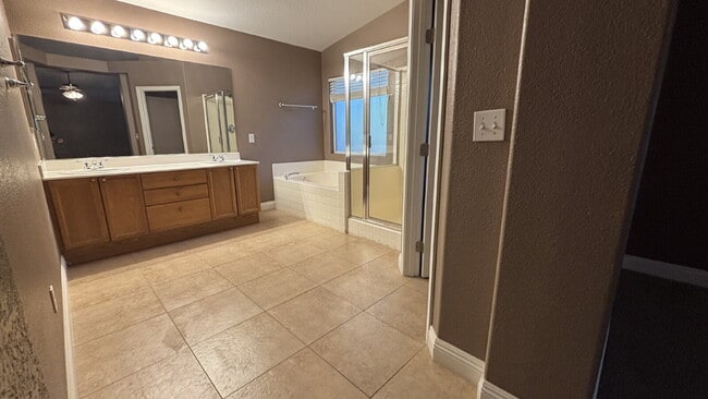 Building Photo - 2 Story, 4 Bed, 2.5 Bath in Southwest