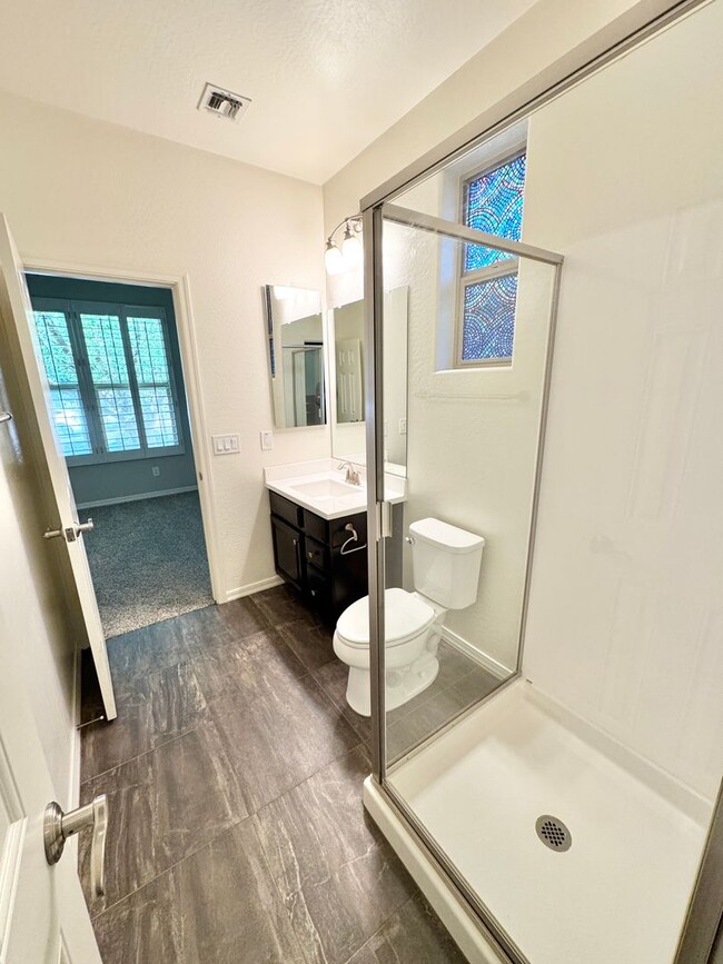 Building Photo - Beautiful 4 Bedroom Single Level Home Loca...