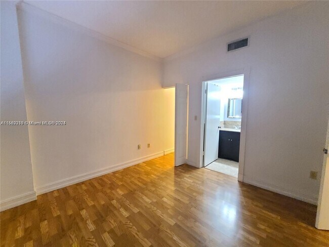 Building Photo - 540 Brickell Key Dr