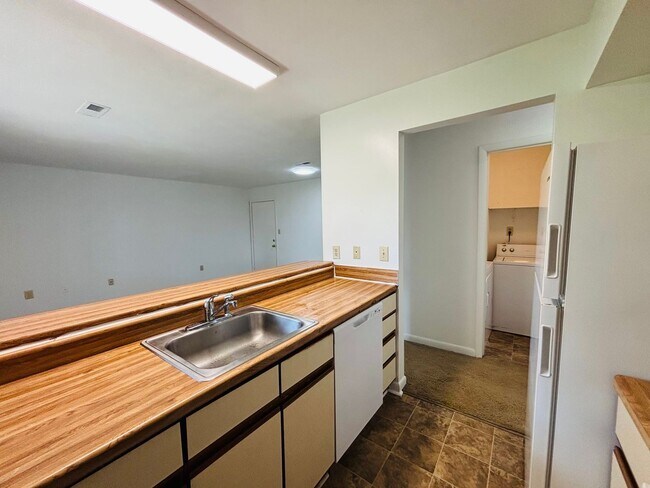 Building Photo - 833 Claytor Square