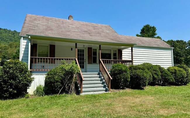 Building Photo - Quaint Country Cottage On Large Lot Near D...