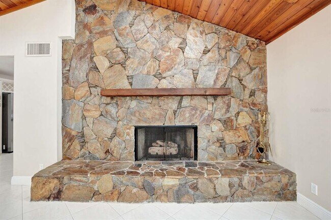 Building Photo - 2527 Lakes Dr