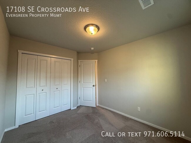 Building Photo - 17108 SE Crossroads Ave