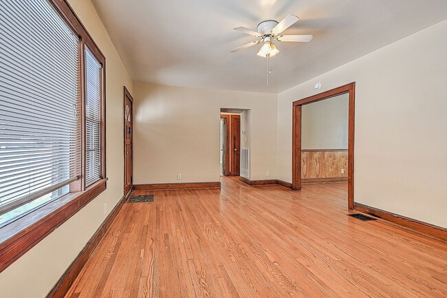 Building Photo - 3 Bedroom 1 Bath in Johnson City TN