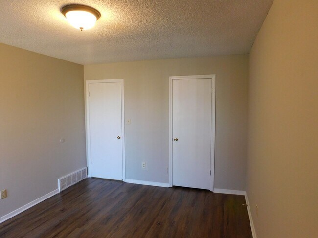 Building Photo - 5820 Briarwood - Ready for move in!!