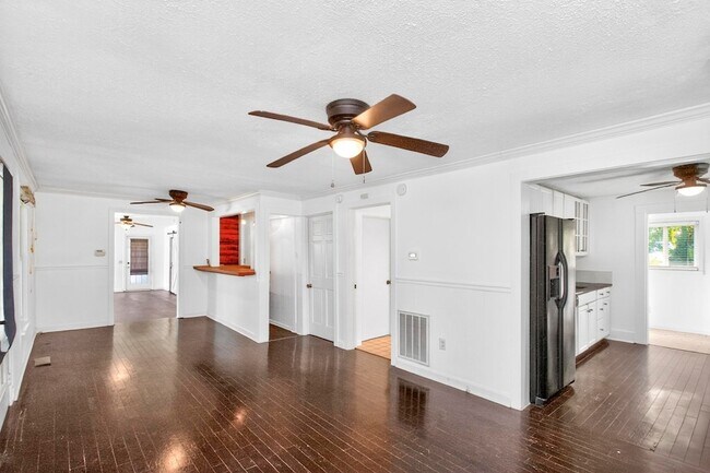 Building Photo - 3008 Lakeshore Dr