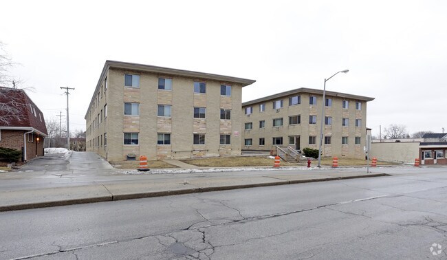 Primary Photo - 1422 S. 92nd Apartments