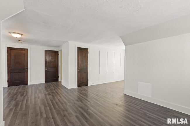 Building Photo - 1816 W Callender Ave