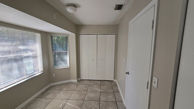 Building Photo - 3 Bed, 2 Bath, 1 Car garage.