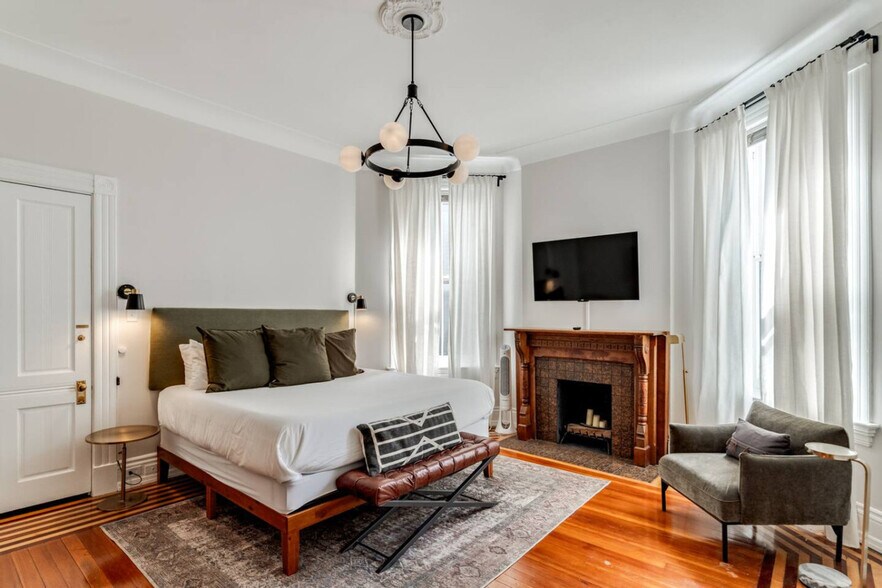 Building Photo - 353 Thrall St