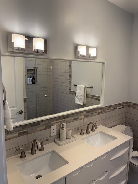 En-suite primary bath - 1706 10th St NW