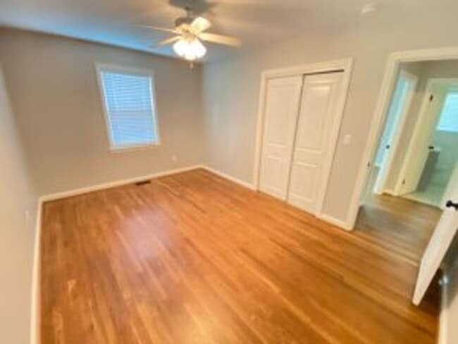 Building Photo - Student Housing in South Rosewood!