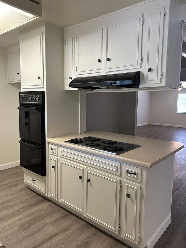 Building Photo - 1321 Palomar Way