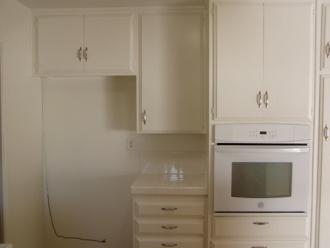 Building Photo - 10854 Reseda Blvd