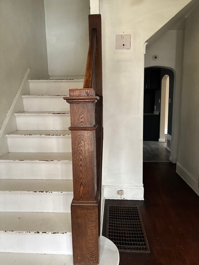 Building Photo - 2 bed 1 bath single family