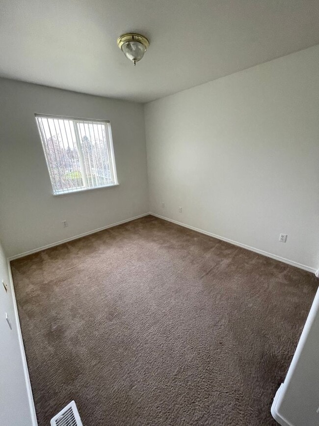 Building Photo - Darling 3 Bed, 1.5 Bath Triplex w/ Garage ...