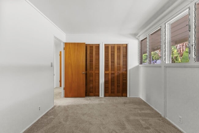 Building Photo - Waterfront living in this Hawaii Kai Marin...