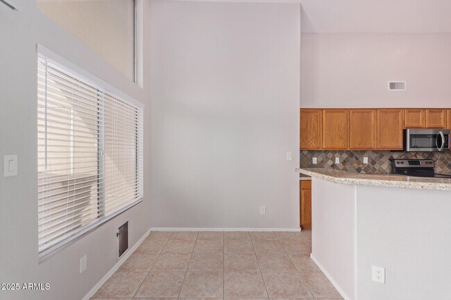 Building Photo - 208 E Devon Dr