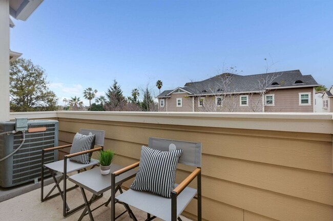 Building Photo - Stunning Top-Floor Condo with Open Layout,...