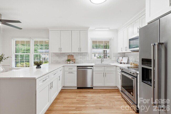 Building Photo - 926 Shady Bluff Dr