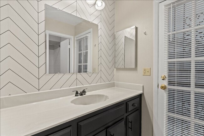 Building Photo - Spectacular Updates, 3 Bedroom 2 Bath