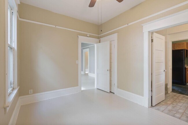 Building Photo - Spacious, light-filled 3-bdrm/2-bath vinta...