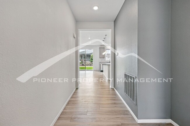 Building Photo - Spacious Home with Washer/Dryer and Centra...