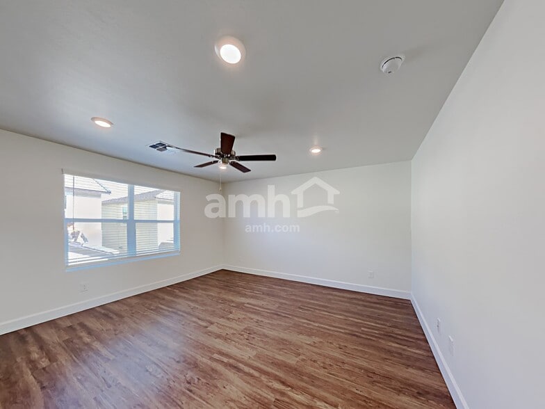 Building Photo - 638 W Harbor Dr