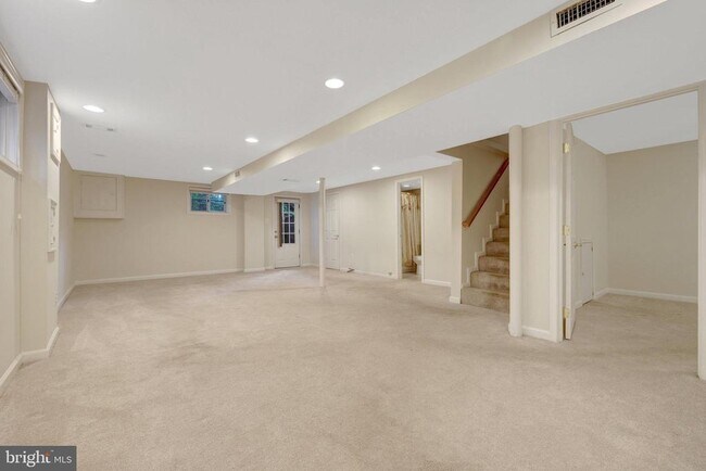 Building Photo - 6903 Fern Ln