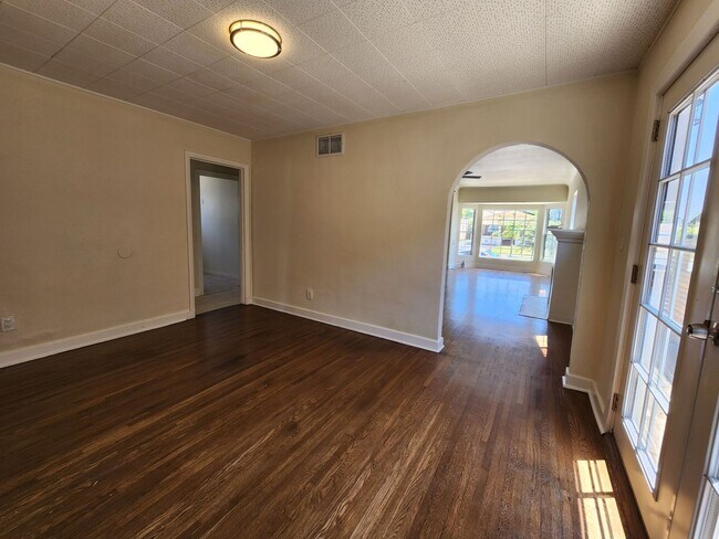 Building Photo - Charming 3 Bedroom / 2 Bathroom Home with ...