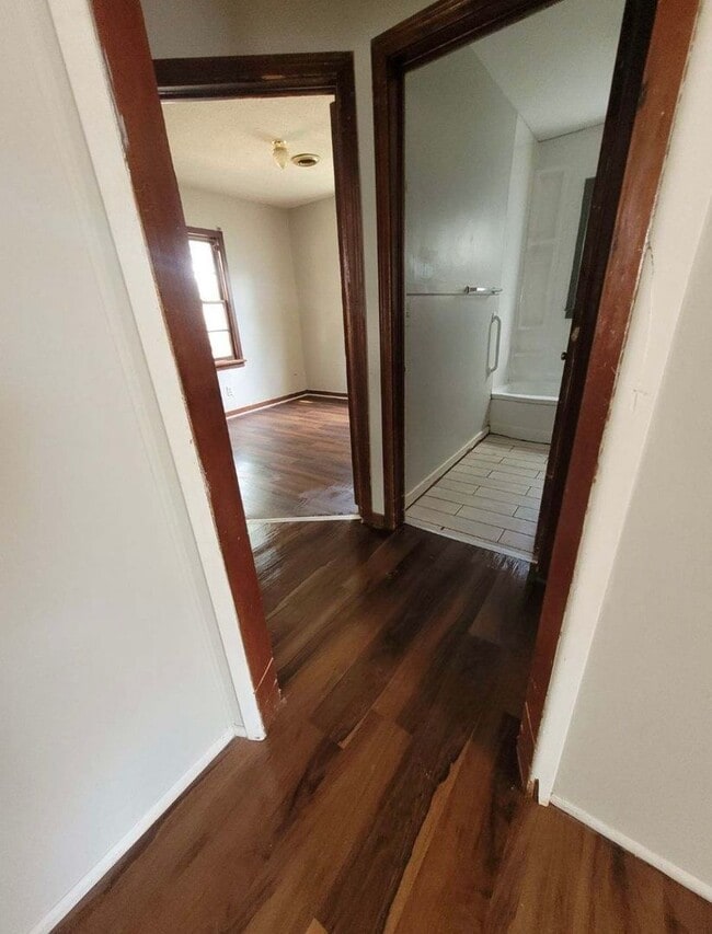 Building Photo - $850 - 2 bed 1 bath - Single Family Home